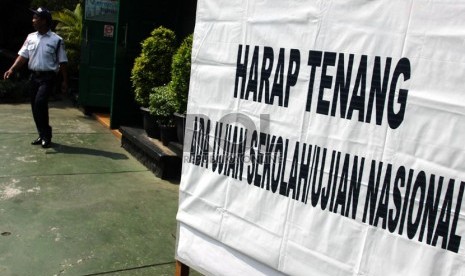 Petugas berjaga saat berlangsungnya Ujian Nasional di Sekolah Dasar Menteng 01, Jakarta, Senin (6/5).  (Republika/ Yasin Habibi)