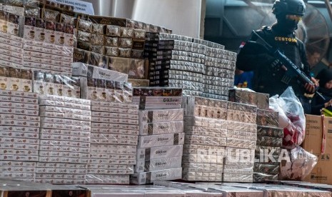 Petugas berjaga saat pengungkapan kasus pabrik yang memroduksi rokok ilegal 