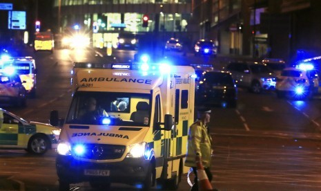 Petugas berjaga usai ledakan di Manchester saat konser penyanyia Ariana Grande di Manchester, Inggris, Selasa (23/5).