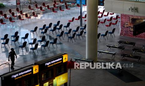 Petugas berjalan di area Terminal Internasional Bandara Internasional I Gusti Ngurah Rai, Badung, Bali, Kamis (21/10/2021). Sejak dibukanya penerbangan internasional di Bandara Ngurah Rai pada Kamis (14/10) lalu, hingga saat ini masih belum tercatat adanya kedatangan dan keberangkatan internasional termasuk belum adanya pengajuan 