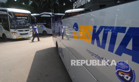 Petugas berjalan melewati BISKITA Trans Pakuan saat uji coba di Balaikota Bogor, Jawa Barat, Selasa (2/11/2021). Badan Pengelola Transportasi Jabodetabek (BPTJ) bekerja sama dengan Pemerintah Kota Bogor melalui program Buy The Service (BTS) melakukan uji coba sebanyak 10 BISKITA Trans Pakuan yang melewati 16 halte pada koridor lima mulai dari Stasiun Bogor hingga Ciparigi secara gratis hingga bulan Desember 2021.