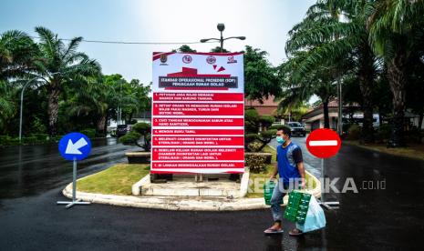 Petugas berjalan mengenakan masker di kawasan Rumah Isolasi di kota Semarang.