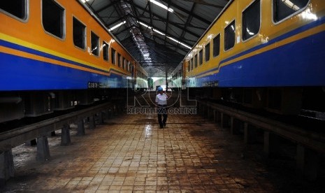 Petugas berjalan saat mengecek kesiapan perbaikan gerbong kereta api di Balai Yasa, Manggarai, Jakarta, Rabu (1/7).