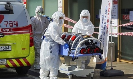 Penanganan pasien yang terinfeksi virus corona di Kyungpook National University Hospital di Daegu, Korea Selatan. 