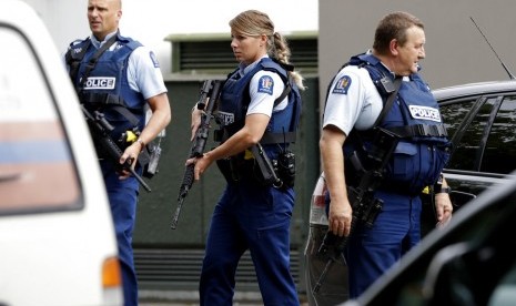 Petugas berpatroli di luar sebuah masjid di Christchurch, Jumat (15/3), usai insiden penembakan.