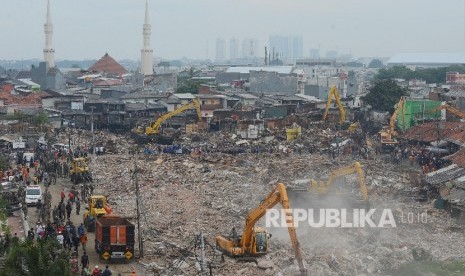  Petugas bersama eskavator meratakan bangunan saat penertiban yang dilakukan di Pasar Ikan Penjaringan, Jakarta Utara, Senin (11/4). (Republika/Raisan Al Farisi)