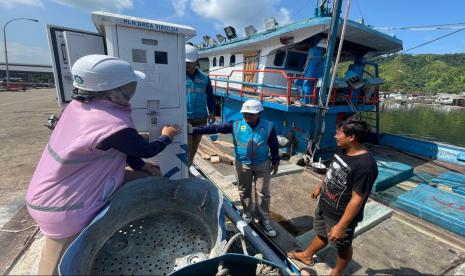 Petugas bersama Srikandi PLN Unit Pelaksana Pelayanan Pelanggan (UP3) Sibolga sedang berbincang dengan salah satu pemilik kapal ikan, Hutagalung (kanan) yang sedang menggunakan SPLU saat bersandar di Tempat Pelelangan Ikan (TPI) Kecamatan Sarudik, Kabupaten Tapanuli Tengah.