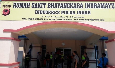 Petugas bersenjata lengkap menjaga Instalasi Gawat Darurat RS Bhayangkara Losarang Indramayu, Ahad (15/7). Di tempat tersebut, sedang dirawat seorang terduga pelaku teror yang diduga menyerang Mapolres Indramayu dengan bom panci yang tidak sempat meledak. 