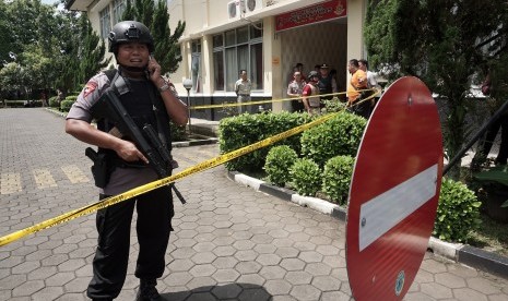 Petugas berjaga mengamankan Markas Polres Banyumas, Purwokerto, Jateng.