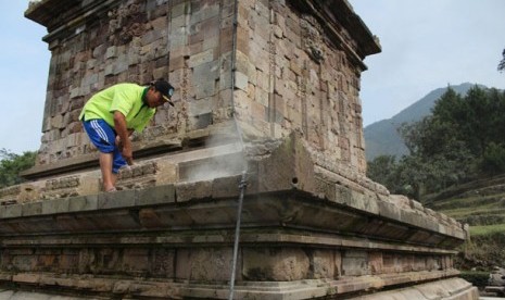 Petugas bershkan Candi Gedongsongo