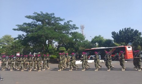 Petugas bersiap melaksanakan prosesi militer dalam pemakaman Presiden ke-3 BJ Habibie, di Taman Makam Pahlawan Kalibata, Jakarta, Kamis (12/9).