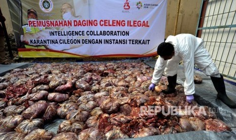 Petugas bersiap memusnahkan daging celeng selundupan dalam insenerator di Merak, Banten. 