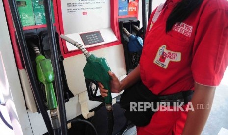 Petugas bersiap mengisi BBM non subsidi terbaru Pertamina Dexlite pada mobil di SPBU Cikini, Jakarta Pusat, Ahad (17/4). (Republika/Agung Supriyanto)