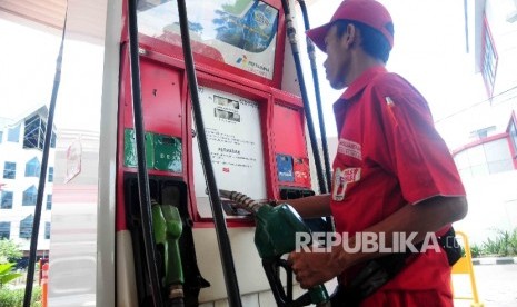 Petugas di SPBU Pertamina 