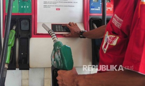 Petugas bersiap mengisi BBM non subsidi terbaru Pertamina Dexlite 