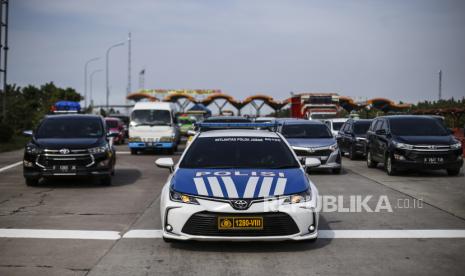 Petugas bersiap untuk memberlakukan skema satu arah  menuju Jakarta di Gerbang Tol Palimanan, Jawa Barat (29/4/2023). 