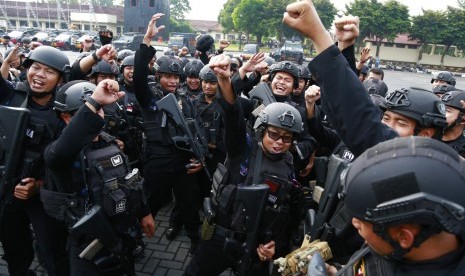 Police squad cheers following the end of operation to free a hostage from terrorist detainees hands at Mako Brimob prison, on Thursday morning (May 10). 