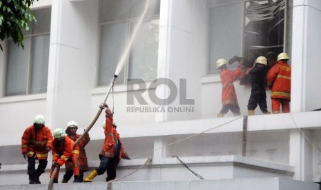  Petugas berusaha memadamkan api kebakaran di lantai tiga Gedung Sekretariat Negara di Kompleks Istana Negara, Jakarta, Kamis (21/3) sore. (Republika/Aditya Pradana Putra)