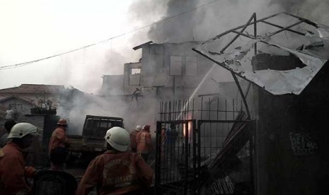  Petugas berusaha memadamkan api kebakaran yang menimpa kantor BRI Unit Duren Tiga di jalan Kemang Utara, Jakarta Selatan, Ahad (22/9).