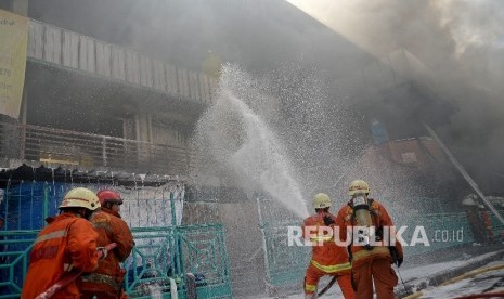 (Ilustrasi kebakaran di Pasar Senen) Petugas berusaha memadamkan api yang membakar bangunan Blok I dan Blok II yang terbakar di Pasar Senen, Jakarta, Kamis (19/1/2017).