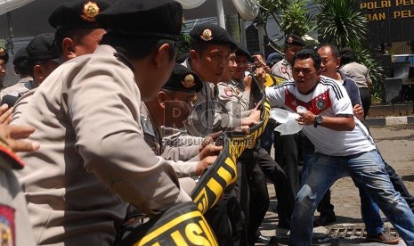 Petugas berusaha menghalau sejumlah pengunjuk rasa pada simulasi pengamanan Pemilu 2014 di Polres Jakarta Selatan, Kamis (20/2).