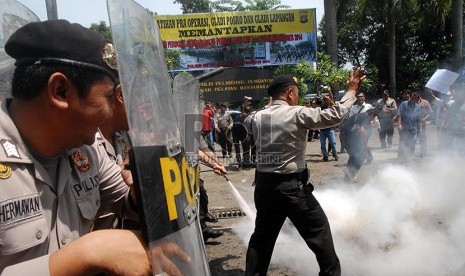 Petugas berusaha menghalau sejumlah pengunjuk rasa pada simulasi pengamanan Pemilu 2014 di Polres Jakarta Selatan, Kamis (20/2).