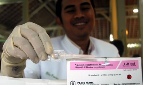 Petugas Bio Farma memperlihatkan vaksin Hepatitis B.