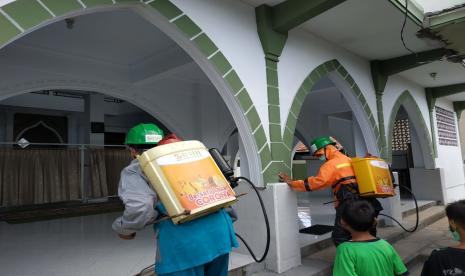 Petugas BMH melakukan penyemprotan disinfektan di salah satu masjid yang berada di kota Mataram, Pulau Lombok, Nusa Tenggara Barat. (ilustrasi)