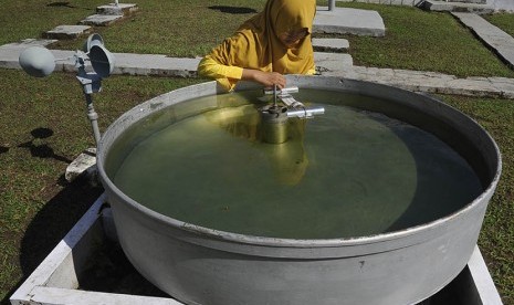 Petugas BMKG (Badan Meteorologi, Klimatologi dan Geofisika) mengukur penguapan air hujan pada panci penguapan (open panevaporimeter) di Laboratorium Terbuka BMKG (Ilustrasi)