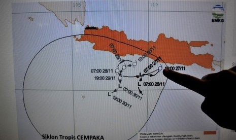 Petugas BMKG (Badan Meteorologi, Klimatologi dan Geofisika) menunjuk area pergerakan badai Siklon Tropis Cempaka di Laboratorium BMKG Banten, di Serang, Selasa (28/11). Pihak BMKG merilis peringatan level Siaga cuaca ekstrem hingga tanggal 1 Desember akibat pergerakan Siklon Tropis Cempaka yang semakin besar di Selatan Pulau Jawa.