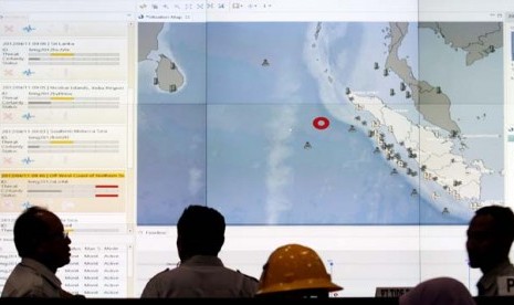 Petugas BMKG berkoordinasi dan memantau gempa yang terjadi di Aceh melalui layar monitor lokasi pusat titik gempa di kantor BMKG, Jakarta, Rabu (11/4). 