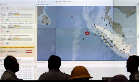 Petugas BMKG berkoordinasi memantau pusat titik gempa Simeulue melalui layar monitor di kantor BMKG, Jakarta, Rabu (11/4). 