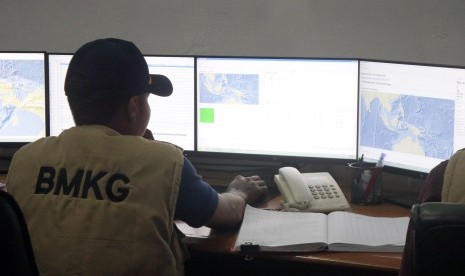 Petugas BMKG memantau perkembangan gempa bumi tektonik berkekuatan magnitudo 7,2 yang mengguncang wilayah Kabupaten Halmahera Selatan, Provinsi Maluku Utara, di kantor Stasiun Geofisika Kelas I Karang Panjang, Ambon, Maluku, Ahad (14/7/2019). 