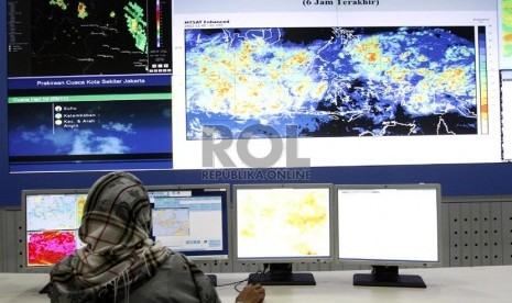  Petugas BMKG mengamati citra satelit di Ruang Operasional Metereologi, Kemayoran, Jakarta Pusat, Senin (5/11).     (Adhi Wicaksono)