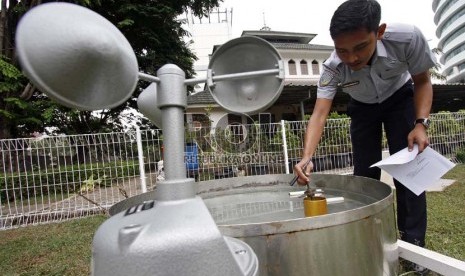   Petugas BMKG mengecek tingkat penguapan air menggunakan alat evaporimeter di Stasiun Meteorologi 745, Kemayoran, Jakarta Pusat, Senin (5/11).    (Adhi Wicaksono)