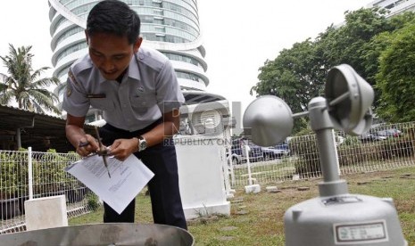   Petugas BMKG mengecek tingkat penguapan air menggunakan alat evaporimeter di Stasiun Meteorologi 745, Kemayoran, Jakarta Pusat, Senin (5/11).    (Adhi Wicaksono)