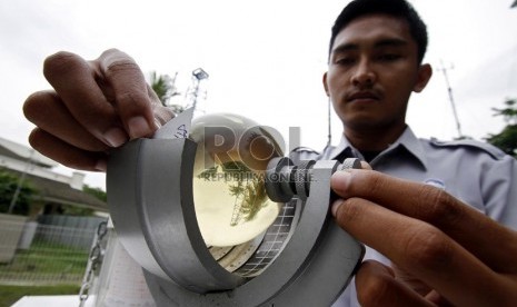  Petugas BMKG mengecek tingkat radiasi matahari menggunakan alat camblestok di Stasiun Meteorologi 745, Kemayoran, Jakarta Pusat, Senin (5/11). (Adhi Wicaksono)