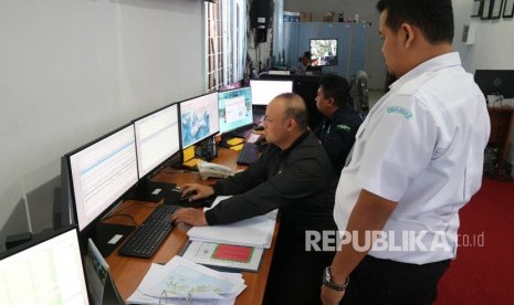 Petugas BMKG Stasiun Geofisika Ambon memantau perkembangan gempa bumi yang mengguncang Pulau Ambon, Maluku, Kamis (10/10/2019). 