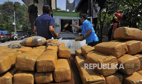 Petugas BNN memasukkan sejumlah paket ganja ke dalam incinerator untuk dimusnahkan. ilustrasi