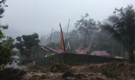 Petugas BPBD Agam sedang berada di rumah warga tertimbun tanah longsor, Kamis (7/12/2023). 