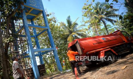 Petugas BPBD Bantul mengirimkan bantuan dropping air bersih di Dusun Petung, Kasihan, Bantul, Yogyakarta, Senin (21/8/2023). Sebanyak 2 armada tangki dikerahkan untuk dropping air bersih di Dusun Petung, Kasihan, Bantul. Untuk setiap suplai air bersih sebanyak 30 ribu liter air yang dibagi ke dalam dua tempat tandon air. Hingga minggu ini BPBD Bantul sudah melakukan dropping air bersih sebanyak 113 ribu liter imbas kekeringan. Ada empat wilayah yang terdampak kekeringan diantaranya Kelurahan Sriharjo, Imogiri kemudian Kelurahan Bangunjiwo, Kasihan dan Kelurahan Terong, Dlingo.