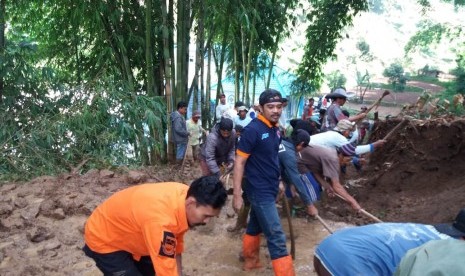 Petugas BPBd Kab bandung Barat bersama masyarakat tengah membersihkan material longsor di Kampung Cikarang Mulya, RT 02 RW 05, Desa Pasirhalang, Kecamatan Cisarua, Kabupaten Bandung Barat, Kamis (28/3).