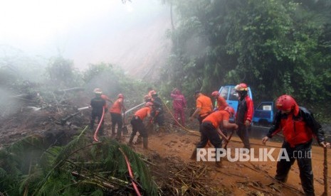 Certain parts of the main road connecting Bogor city and Puncak, West Java Province, remained closed from Monday morning to afternoon at 02.00 p.m. local time due to landslides caused by heavy rain in the area for several hours on Monday.