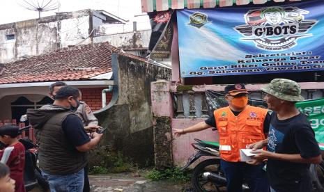 Petugas BPBD Kabupaten Garut melakukan asesmen di lokasi terdampak bencana angin puting beliung di wilayah Garut Kota, Ahad (3/4/2022). 