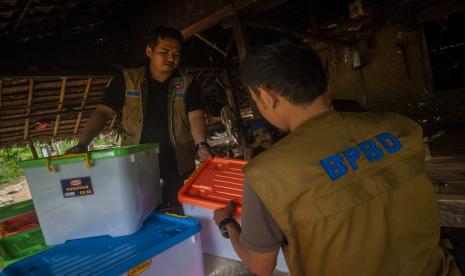 Penyaluran bantuan pada korban banjir dan longsor di Desa Kanekes, Lebak, Banten, beberapa waktu lalu. Ilustrasi.