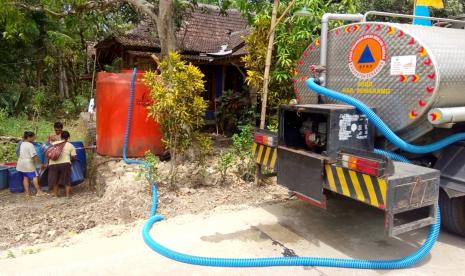 Petugas BPBD Kabupaten Semarang melakukan droping air bersih untuk membantu kesulitan warga Dusun Kropoh, Desa Gogodalem, Kecamatan Bringin, Kabupaten Semarang, Jawa Tengah, Rabu (10/8). Sebanyak 287 kepala keluarga (KK) dengan jumlah warga mencapai 882 jiwa mulai kesulitan mengakses ai bersih akibat dampak musim kemarau kali ini.