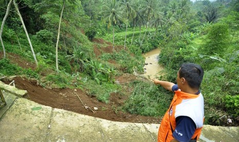 Petugas BPBD meninjau lokasi longsor / Ilustrasi 