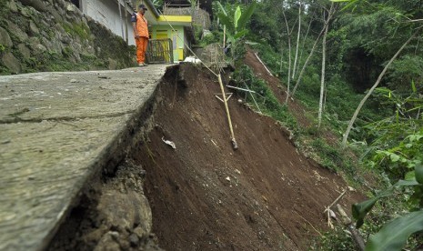  Petugas Bpbd meninjau lokasi longsor yang terjadi minggu (20/11) siang di Desa Nyalindung, Kampung Tonjong, Kecamatan Cipatat, Kabupaten Bandung Barat, Selasa (22/11). 