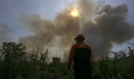 Petugas BPBD Provinsi Sumatera Selatan dibantu Satpol PP Prov Sumsel, petugas Manggala Agni Daops Banyuasin-OI dan petugas BPBD Kab Ogan Ilir (OI) melakukan pemadaman kebakaran lahan di Indralaya Utara, Ogan Ilir (OI), Sumatera Selatan, Kamis (11/8).