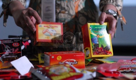 Petugas BPOM menunjukkan sejumlah obat tradisional yang mengandung bahan kimia Obat (OT-BKO) di gedung BPOM, Jakarta Pusat, Jumat (8/11).   (Republika/Rakhmawaty La'lang)